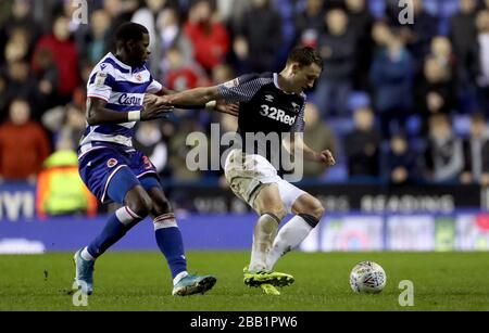 Craig Forsyth du comté de Derby en action avec Lucas Joao de Reading Banque D'Images