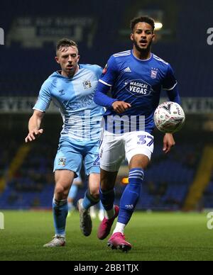 Barry Cotter (à gauche) et Jordan Shipley (à Coventry City) d'Ipswich Town se battent pour le ballon Banque D'Images