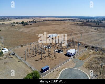 Antenne de sous-station électrique dans le petit village de Wowan qui autrefois exporté du lait et de la crème vers l'Angleterre est situé sur la Leichhardt Highway cent Banque D'Images