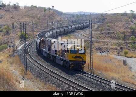 Certains des trains de marchandises les plus longs et les plus lourds au monde sont trouvés transportant du charbon des mines intérieures aux ports côtiers de Qld Australie Banque D'Images