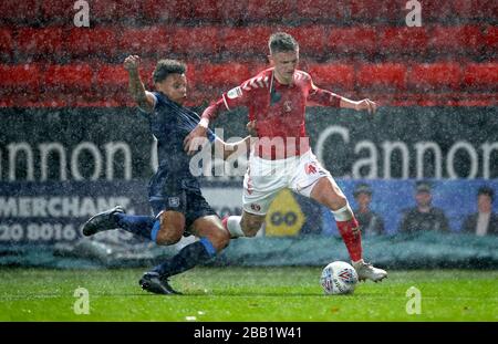 La bataille d'Alfie Doughty de Huddersfield Town, Rarmani Edmonds-Green, et Charlton Athletic, pour le bal Banque D'Images