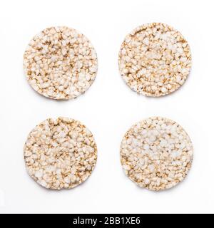 Quatre biscuits de riz isolés sur fond blanc. Concept de saine alimentation et de régime alimentaire. Banque D'Images