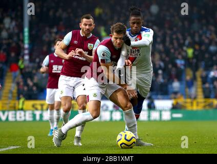 James Tarkowski de Burnley (à gauche) et la bataille de Wilfried Zaha de Crystal Palace pour le ballon Banque D'Images