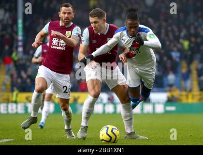 James Tarkowski de Burnley (au centre) fout le Zaha du Palais de Cristal Banque D'Images