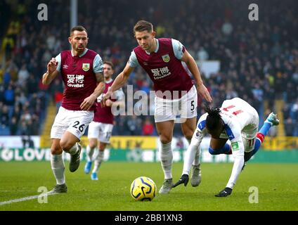 James Tarkowski de Burnley (au centre) fout le Zaha du Palais de Cristal Banque D'Images