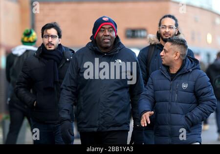 Les fans d'Arsenal arrivent au stade avant le début du match Banque D'Images