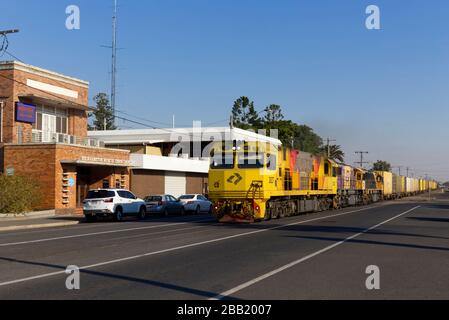 Les trains de marchandises et le trafic partagent le même espace à Rockhampton Queensland Australie Banque D'Images