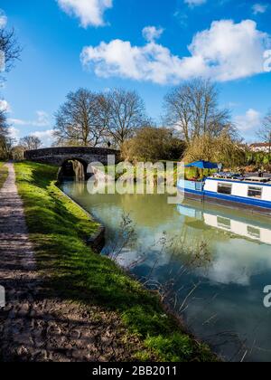 Canal Kennet et Avon, North Wessex Downs, Narrowboat, Great Bedwyn, Wiltshire, Angleterre, Royaume-Uni, GB. Banque D'Images