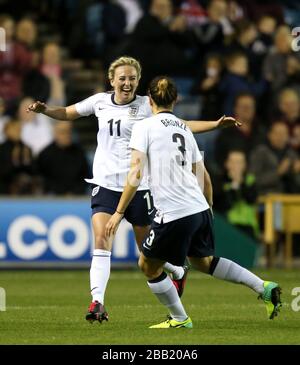 Toni Duggan, de l'Angleterre, à gauche, célèbre son deuxième but du jeu avec Lucy Bronze, coéquipier, à droite Banque D'Images