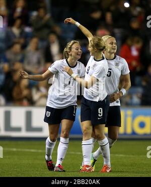 Toni Duggan, la gauche d'Angleterre, célèbre son deuxième but du jeu avec son coéquipier Ellen White Banque D'Images