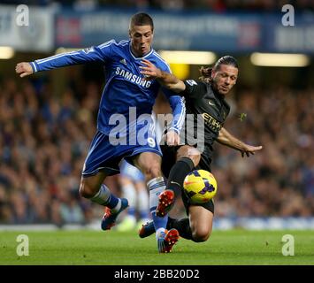 Fernando Torres de Chelsea (à gauche) et Martin demi-chélis de Manchester City (à droite) se battent pour le ballon Banque D'Images