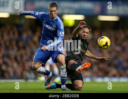 Fernando Torres de Chelsea (à gauche) et Martin demi-chélis de Manchester City (à droite) se battent pour le ballon Banque D'Images