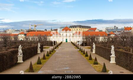 Panorama (vue de face) du Palais du Belvédère inférieur (Schloss Unteres Belvedere). Parc et sculptures au premier plan. Site touristique autrichien. Banque D'Images