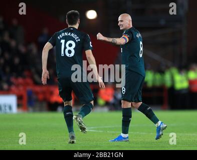 Jonjo Shelvey (à droite) de Newcastle United célèbre son deuxième but du match avec Federico Fernandez, coéquipier Banque D'Images