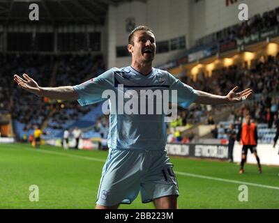 Stephen Elliott, de Coventry City, célèbre après avoir marqué son premier but Banque D'Images