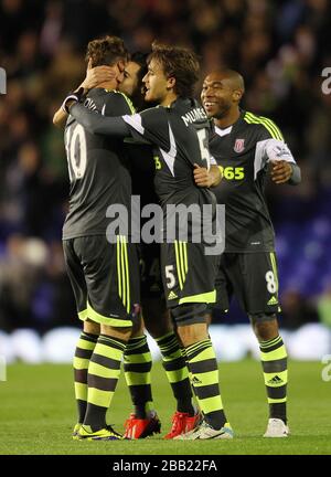 Oussama Assaidi de Stoke City célèbre son score contre Birmingham City avec ses coéquipiers Banque D'Images