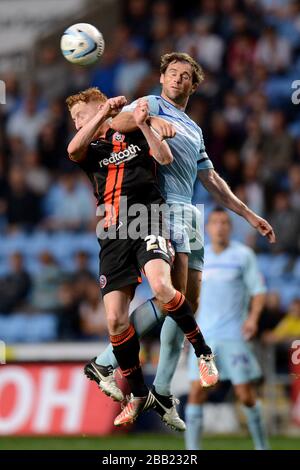 Kevin Kilbane (à droite) de Coventry City et Stephen Quinn, de Sheffield United, affrontent le ballon dans les airs Banque D'Images