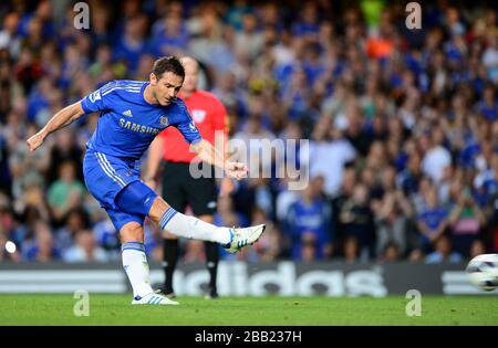 Frank Lampard de Chelsea obtient le premier but de son côté du jeu à partir de l'endroit de pénalité Banque D'Images