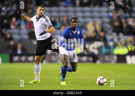 Adel Taarabt de Fulham et Jeff Schlupp de Leicester City (à droite) en action Banque D'Images