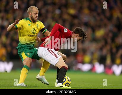 Victor Lindelof de Manchester United et Teemu Pukki de Norwich City en action Banque D'Images