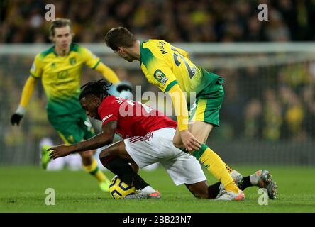 Aaron WAN-Bissaka de Manchester United et Kenny McLean (à droite) de Norwich City en action Banque D'Images