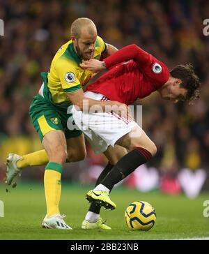 Victor Lindelof de Manchester United et Teemu Pukki de Norwich City en action Banque D'Images