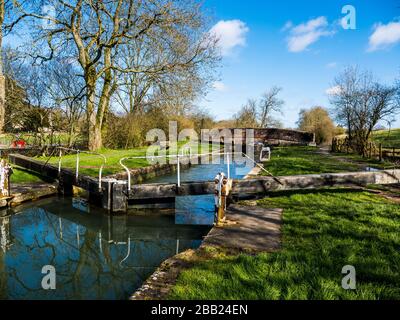 Bedwyn Church Lock, Kennet et Avon Canal, Great Bedwyn, Wiltshire, Angleterre, Royaume-Uni, GB. Banque D'Images