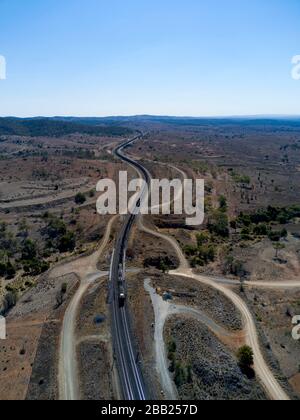 Aérien de 120 wagons et de plus de 2 km de long train de fret transportant du charbon d'exportation pour le port de Gladstone Queensland Australie Banque D'Images