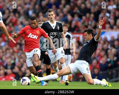 Le Jose Fonte de Southampton (à droite) glisse sur le Luis Nani de Manchester United (à gauche) Banque D'Images