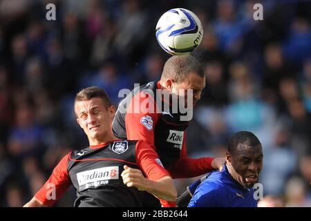 Joel Lynch (au centre) de HUDDERFIELD Town efface le ballon au-dessus du coéquipier Jonathan Hogg (à gauche) et Wes Morgan de Leicester City (à droite) Banque D'Images