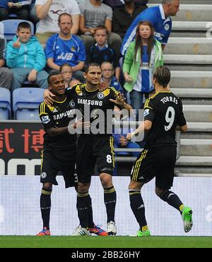 Frank Lampard, de Chelsea, célèbre son deuxième but du match sur le terrain de la pénalité avec ses coéquipiers Fernando Torres (à droite) et Ryan Bertrand (à gauche) Banque D'Images