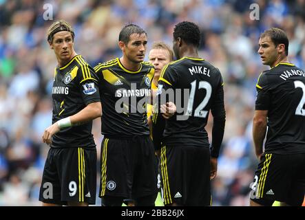 (De gauche à droite) Fernando Torres de Chelsea, Frank Lampard, Jon OBI Mikel et Branislav Ivanovic font un mur de défense pour le coup libre Banque D'Images