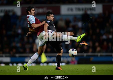 James Tomkins (à gauche) de West Ham United et Sergio Aguero, de Manchester City, affrontent le ballon Banque D'Images