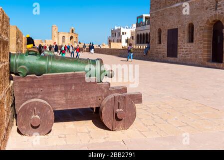 Essaouira, Maroc - 17 novembre 2019 : canons portugais au mur protecteur des remparts Skala du Port. Avec mise au point sélective Banque D'Images