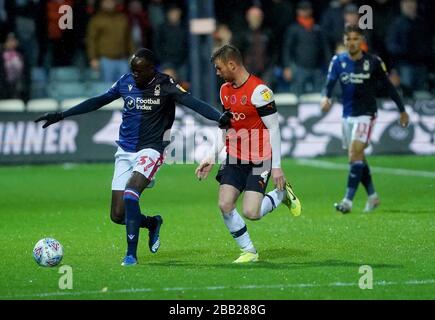 Albert Adomah (à gauche) et Ryan Tunnicliffe, de la ville de Luton, combattent le ballon Banque D'Images