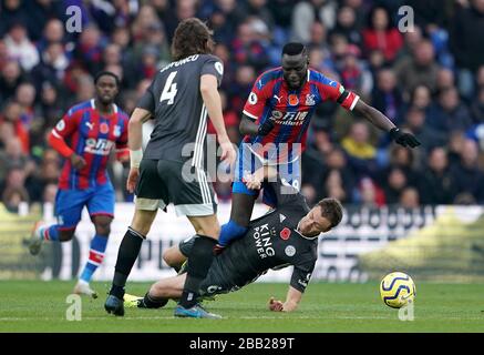 Le Cheikh Kouyate du Crystal Palace (à droite) est contesté par Jonny Evans de Leicester City Banque D'Images