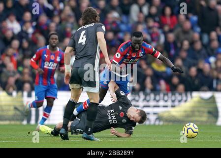 Le Cheikh Kouyate du Crystal Palace (à droite) est contesté par Jonny Evans de Leicester City Banque D'Images