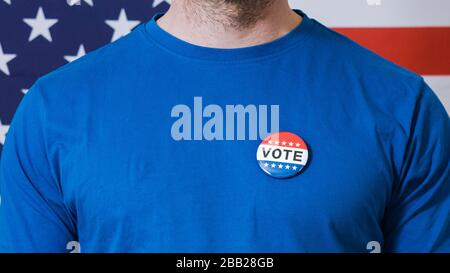 Homme mettant sur le bouton de vote pour l'élection présidentielle 2020 en Amérique. Banque D'Images