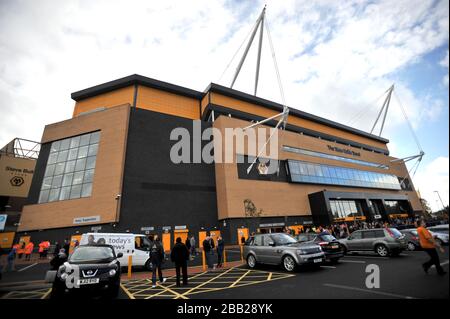 Vue générale sur l'extérieur du stade Molineux, qui abrite les Wanderers de Wolverhampton Banque D'Images