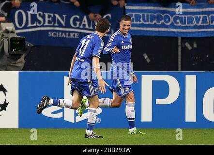 Fernando Torres (à droite) de Chelsea célèbre avec le coéquipier Emboaba Oscar après avoir scorisé le deuxième but du jeu de son côté Banque D'Images