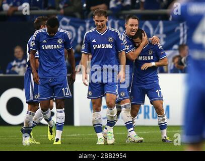 Eden Hazard (à droite) de Chelsea célèbre avec ses coéquipiers après avoir marqué le troisième but du jeu Banque D'Images