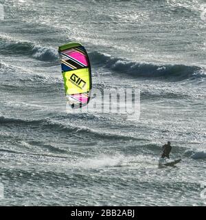 Un bateau-bateau Kite se déskiant à vitesse sur la mer à Crantock à Newquay, en Cornwall. Banque D'Images