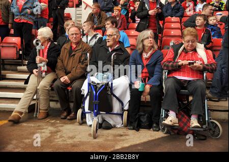 Les fans de Nottingham Forest dans les stands avant le jeu Banque D'Images