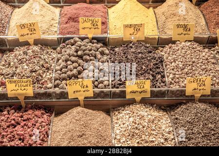 Divers types de thés aux fruits secs en vente au Grand Bazar, istanbul, Turquie. Banque D'Images