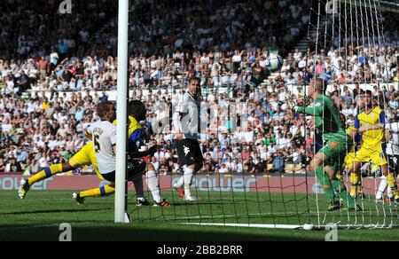 Le mercredi de Sheffield, Reda Johnson (2ème à gauche), passe devant le gardien de but du comté de Derby, Frank Fielding, pour marquer son objectif d'égalisation Banque D'Images