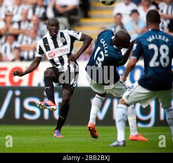 Demba Ba de Newcastle United obtient le premier but du jeu Banque D'Images