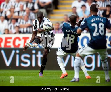 Demba Ba de Newcastle United obtient le premier but du jeu Banque D'Images