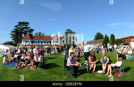 Les amateurs de course profitent du soleil au parc Lingfield. Banque D'Images