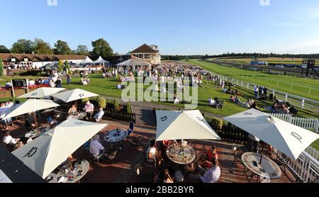 Le soleil brille au-dessus de Lingfield Park. Banque D'Images