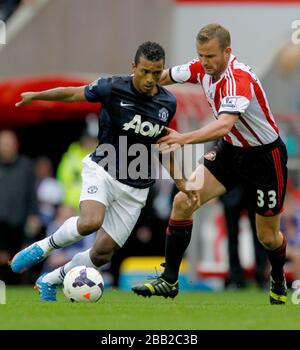 Lee Cattermole de Sunderland, à droite Luis Nani de Manchester United, a laissé le défi pendant le match Barclays Premier League Sunderland / Manchester United au stade de la lumière, Sunderland Banque D'Images